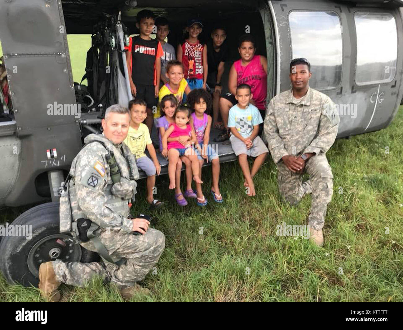 New York les soldats de la Garde nationale de l'armée affectés à la 3e bataillon du 142e Bataillon d'hélicoptères d'assaut faire quelques amis à Porto Rico après l'acheminement de l'aide le 1er octobre 2017. Le bataillon envoyé 60 soldats et 4 UH-60s pour aider les personnes ayant la garde nationale de Porto Rico dans la réponse à la suite du cyclone Maria. Banque D'Images