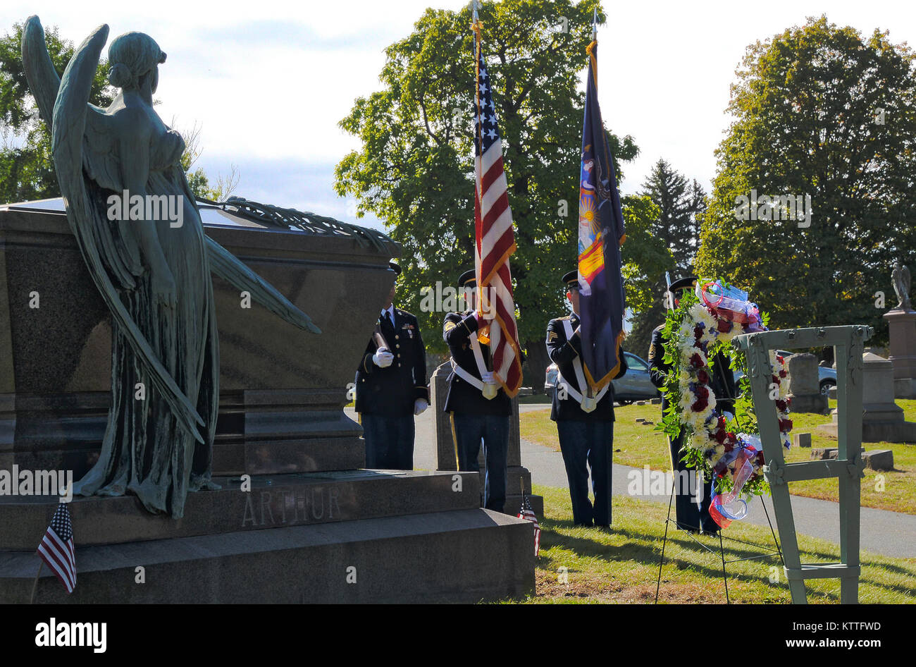 Un New York Couleur Army National Guard Guardin place à la tombe de Chester A. Arthur, président des États-Unis de 1881 à 1885 au cours d'une cérémonie au cimetière rural en Menands Albany (New York) le 5 octobre, 2017. Les États-Unis les honneurs militaires Présidents décédés avec une couronne de la séance le président à leur tombe à l'anniversaire de la naissance de l'ancien président. ( New York State Division des affaires militaires et navales photo de William Albrecht) Banque D'Images