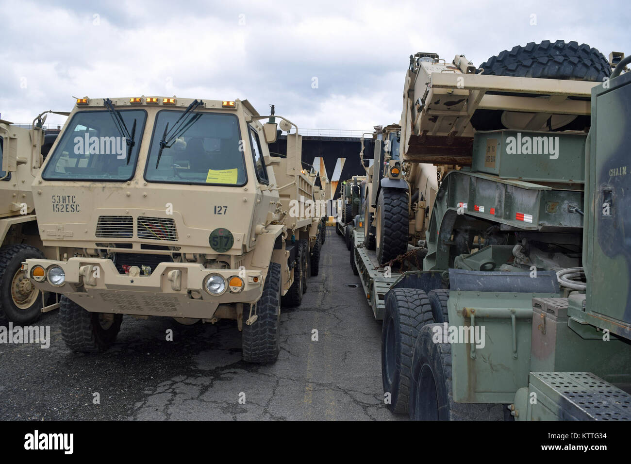 New York la Garde nationale d'armée en compagnie d'appui du 152e Buffalo livré plus de trois douzaines de véhicules pour Porto Rico dans le cadre des efforts de rétablissement après l'Ouragan Maria. La combinaison d'une forte mobilité des camions, des Humvees et l'équipement de construction ont été chargés sur la barge à Crowley Liner installation à la petite île de Pennsauken, New Jersey le 12 octobre. Photo par Kryn Westhoven, New Jersey Army National Guard Banque D'Images