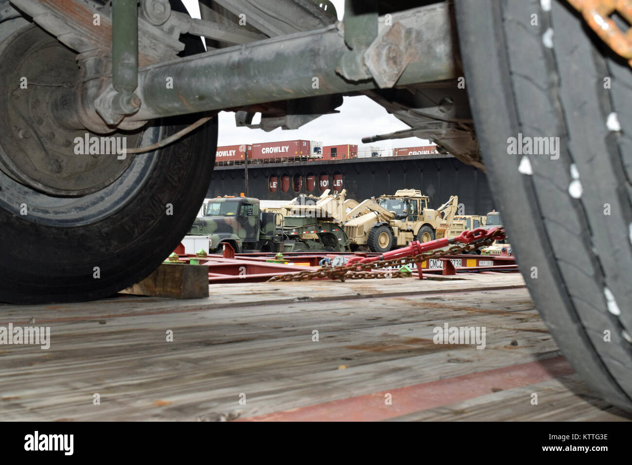 New York la Garde nationale d'armée en compagnie d'appui du 152e Buffalo livré plus de trois douzaines de véhicules pour Porto Rico dans le cadre des efforts de rétablissement après l'Ouragan Maria. La combinaison d'une forte mobilité des camions, des Humvees et l'équipement de construction ont été chargés sur la barge à Crowley Liner installation à la petite île de Pennsauken, New Jersey le 12 octobre. Photo par Kryn Westhoven, New Jersey Army National Guard Banque D'Images