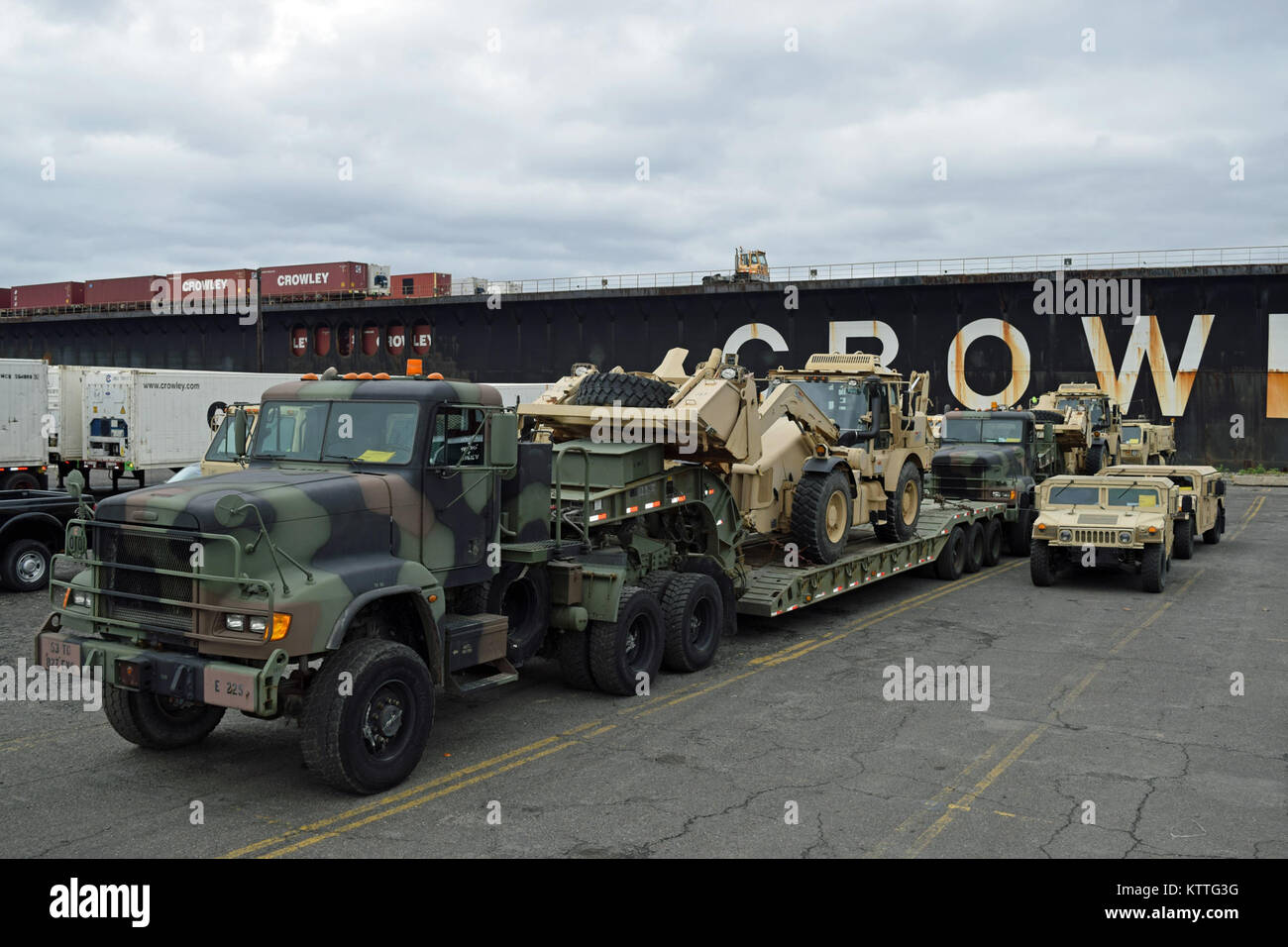 New York la Garde nationale d'armée en compagnie d'appui du 152e Buffalo livré plus de trois douzaines de véhicules pour Porto Rico dans le cadre des efforts de rétablissement après l'Ouragan Maria. La combinaison d'une forte mobilité des camions, des Humvees et l'équipement de construction ont été chargés sur la barge à Crowley Liner installation à la petite île de Pennsauken, New Jersey le 12 octobre. Photo par Kryn Westhoven, New Jersey Army National Guard Banque D'Images