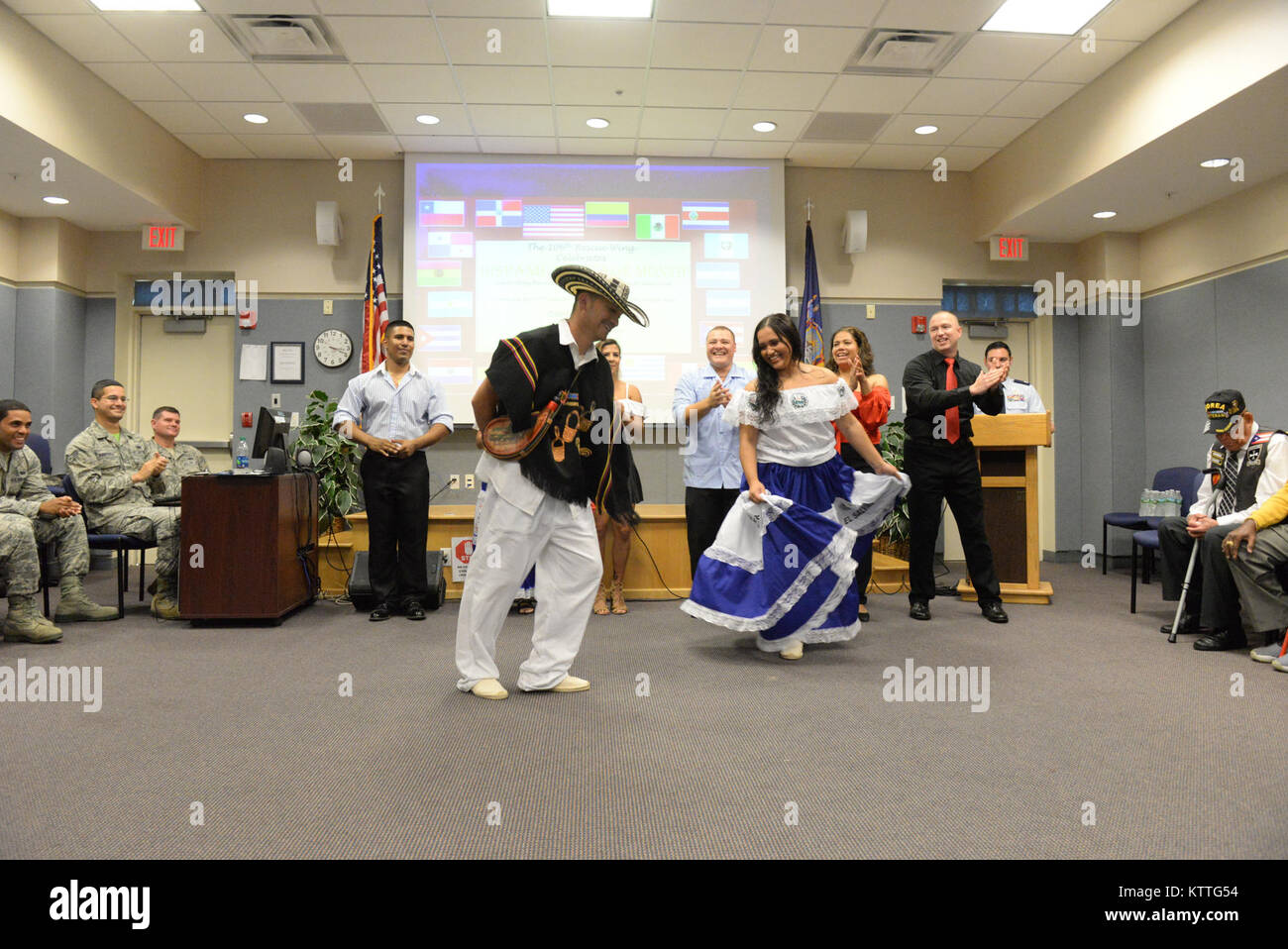New York Air National Guard's 106th Rescue Wing's U.S. Air Force Master Sgt. M. Andres Velasquez, 106e responsable de formation, Forces de sécurité et le sergent de l'US Air Force. Wendy Crow, gestionnaire des Services de santé 106e, danse pendant un mois du patrimoine hispanique à la 106e Escadre de sauvetage à Westhampton Beach, New York, 15 octobre 2017. En plus de présenter les styles de danses traditionnelles de différentes cultures hispaniques, le 106e a également rendu hommage à l'armée américaine 65 Régiment d'infanterie, connu comme les Borinqueneers, pour leurs contributions au cours des deux guerres mondiales et la guerre de Corée. (U.S. Nat de l'air Banque D'Images