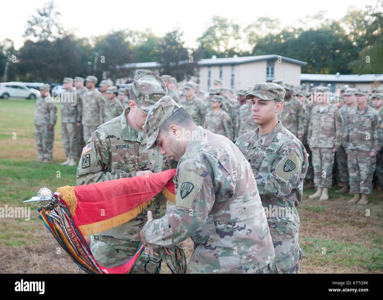 Le major David Myones, directeur général de la 369e Bataillon des troupes spéciales (STB), et le Sgt. 1re classe Xavier Vargas uncase le bataillon de couleurs en cours d'une cérémonie au camp Smith, NY, le 20 octobre 2017. La STB 369retournés cet été, à partir de la réussite d'un déploiement de 9 mois au Moyen-Orient. (Photo par le Sgt. Jeremy Bratt) Banque D'Images