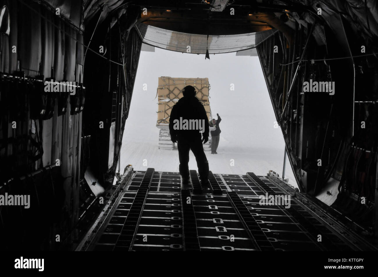 Les arrimeurs capitaine principal Sgt. David Vesper et Navigant de première classe Ryan Rhoads charger des cargaisons sur une CL-130 "Skibird" à station Amundsen-Scott South Pole Station sur 9 Novembre 2017. Les températures étaient environ 65 ci-dessous avec le refroidissement éolien. Les arrimeurs et LC-130 avec le 139e Escadron de transport aérien expéditionnaire sont déployés en Antarctique dans le cadre de l'opération Deep Freeze de la New York Air National Guard's 109th Airlift Wing en Nouvelle-Écosse, New York. C'est la 30e saison la 109AW est de fournir l'appui de l'ODF. ODF est le ministère de la Défense un appui logistique à la National Science Foundation des États-Unis une Banque D'Images