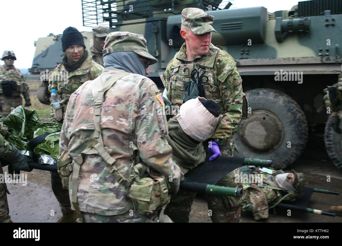 L'viv, Ukraine - Lutter contre les techniciens médicaux de la 27ème Infantry Brigade Combat Team affecté à la formation interarmées multinationale Group-Ukraine ont participé à un vaste exercice MASCAL (IARD) au Centre d'instruction au combat de Yavoriv 17 novembre. Au cours de l'exercice les infirmiers étaient testés sur leurs compétences et techniques tout en ayant pour trier, traiter et transporter un grand nombre de patients simulés. (U.S. Photo de l'armée par le Sgt. Alexander Recteur) Banque D'Images