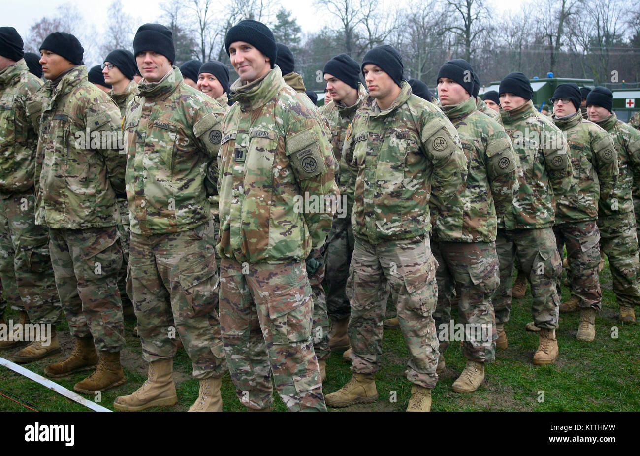 L'viv, Ukraine - Les soldats de l'Armée américaine à partir de la 27ème Infantry Brigade Combat Team affecté à la formation interarmées multinationale (Group-Ukraine JMTG-U) assister à une célébration de la Journée des Forces armées de l'Ukraine à l'viv Centre d'instruction au combat le 6 décembre. Au cours de la cérémonie le Président ukrainien Petro Poroshenko, prononce les soldats de l'JMTG-U et a remis des prix à des soldats ukrainiens. (U.S. Photo de l'armée par le Sgt. Alexander Recteur) Banque D'Images