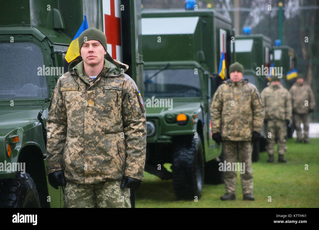 L'viv, Ukraine - soldats ukrainiens affectés au Centre d'instruction au combat de Yavoriv assister à une cérémonie de la Journée des Forces armées de l'Ukraine le 6 décembre. Dans le cadre de la cérémonie, les États-Unis ont présenté le ministère ukrainien de la défense avec 40 ambulances militaires. Banque D'Images