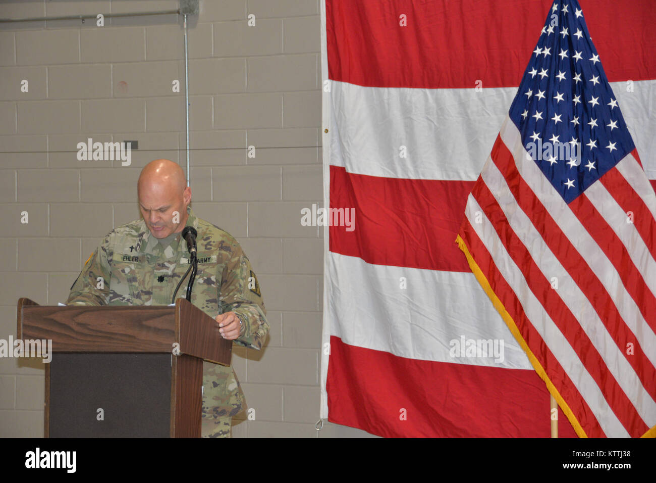 Le lieutenant-colonel Scott Ehler, Quartier général aumônier, s'exprime lors de la célébration de la 381th anniversaire de la Garde nationale à New York au siège de la Garde nationale à Latham, NY Le 13 décembre 2017. La Garde nationale a été créé en 1636 et est la plus ancienne force militaire dans le département de la Défense. (U.S. Photo de Garde Nationale d'armée par le capitaine Jean Marie Kratzer) Banque D'Images