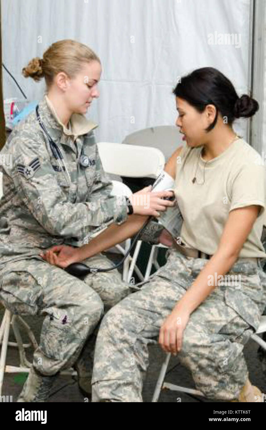 New York Air National Guard Senior Airman Abby de la 109ème Medical Group, Air National Guard Base, Nouvelle-Écosse, N.Y., et de Pattersonville, N.Y., native, évalue U.S. Army National Guard PFC. Eumana Nathaly, un opérateur de transport à moteur de la 719th Transportation Company, New York, N.Y., lors d'une visite de routine à l'aide Floyd Bennett Field Station, New York, le 10 novembre, 2012. Neuf étudiants de l'École de sciences infirmières de saint Paul, situé dans le borough du Queens, service médical rendu membres mobilisés pour appuyer les efforts de secours de l'Ouragan Sandy. (Photo par le sergent. Osvaldo Equite) Banque D'Images