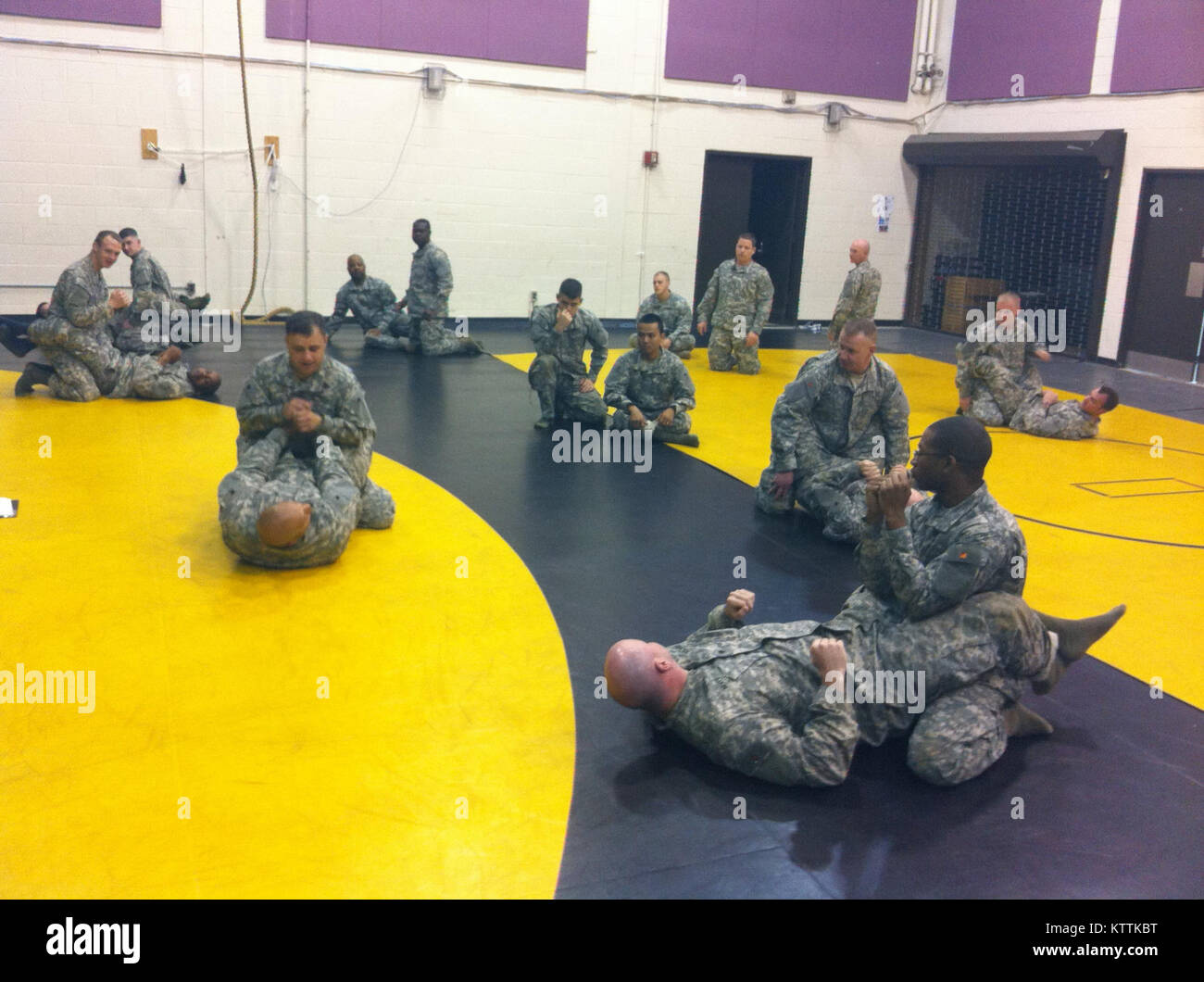 Les soldats travaillent sur des techniques de combat au sol pendant la combatives partie de la formation de mobilisation qui aura lieu au Camp d'entraînement de Smith, Cortlandt Manor, New York, 6-15 mai 2012. Soldats affectés à la 138e Détachement des affaires publiques, 101, un Bataillon expéditionnaire et B 3-126 Aviation sont remplissant les exigences de formation en vue de prochains déploiements. Banque D'Images