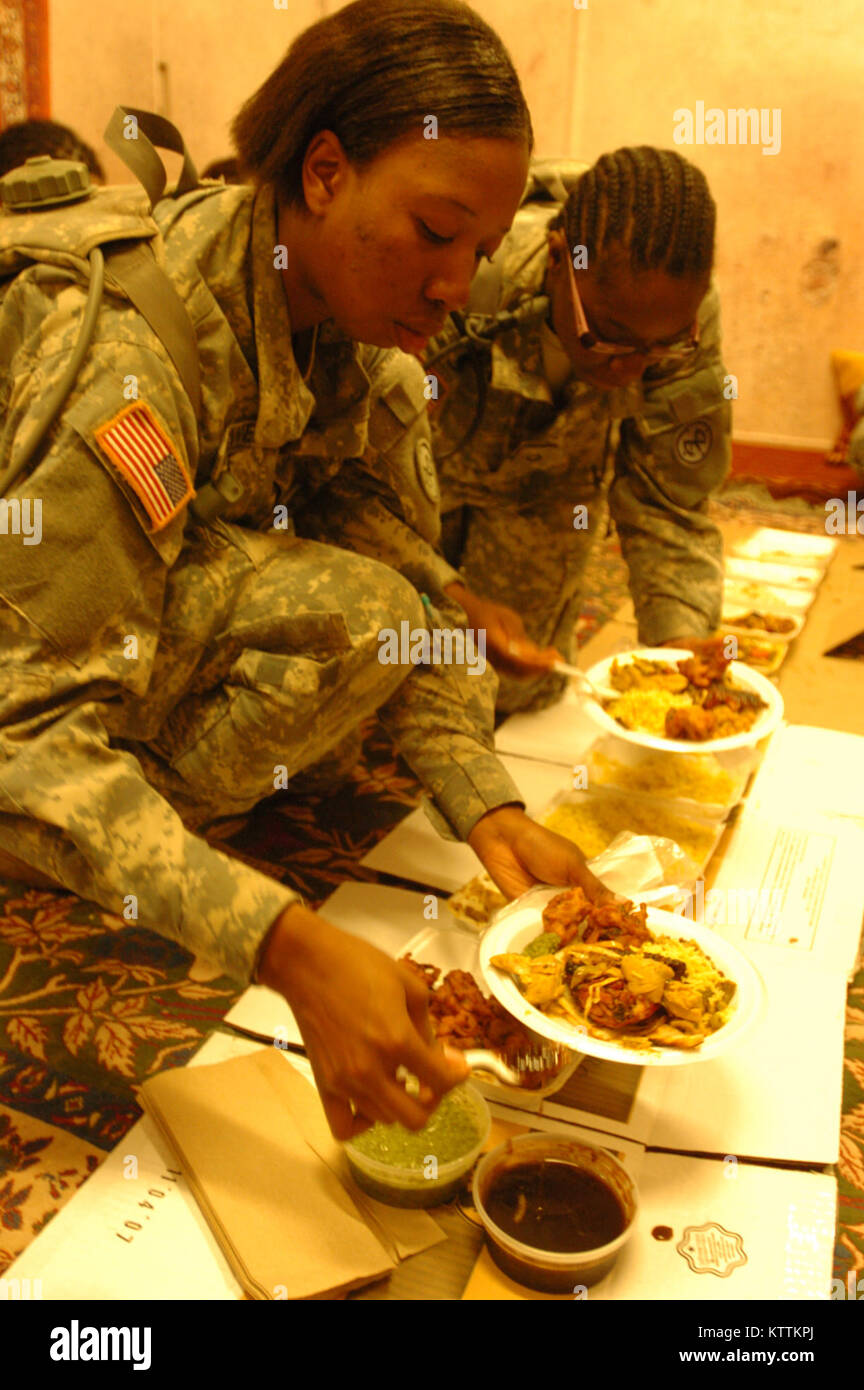 110531-A-4276-420PFC. Jolie Powell, un Queens, N.Y., autochtones et membre du 2e bataillon du 108e Régiment d'infanterie, l'équipe d'engagement des femmes, apprennent à manger au cours d'un repas Afghan poliment au cours de la pré-formation mobilisation le 31 mai à Fort Drum. "Ils ont juste dit que nous sommes censés parler aux femmes, voir comment ils se sentent, s'ils ont besoin de médicaments ou de quoi que ce soit," a dit Powell de la mission de l'équipe FET lors de leur prochain déploiement en Afghanistan. (U.S. Photo de l'armée par la CPS. J.p. Lawrence) Banque D'Images