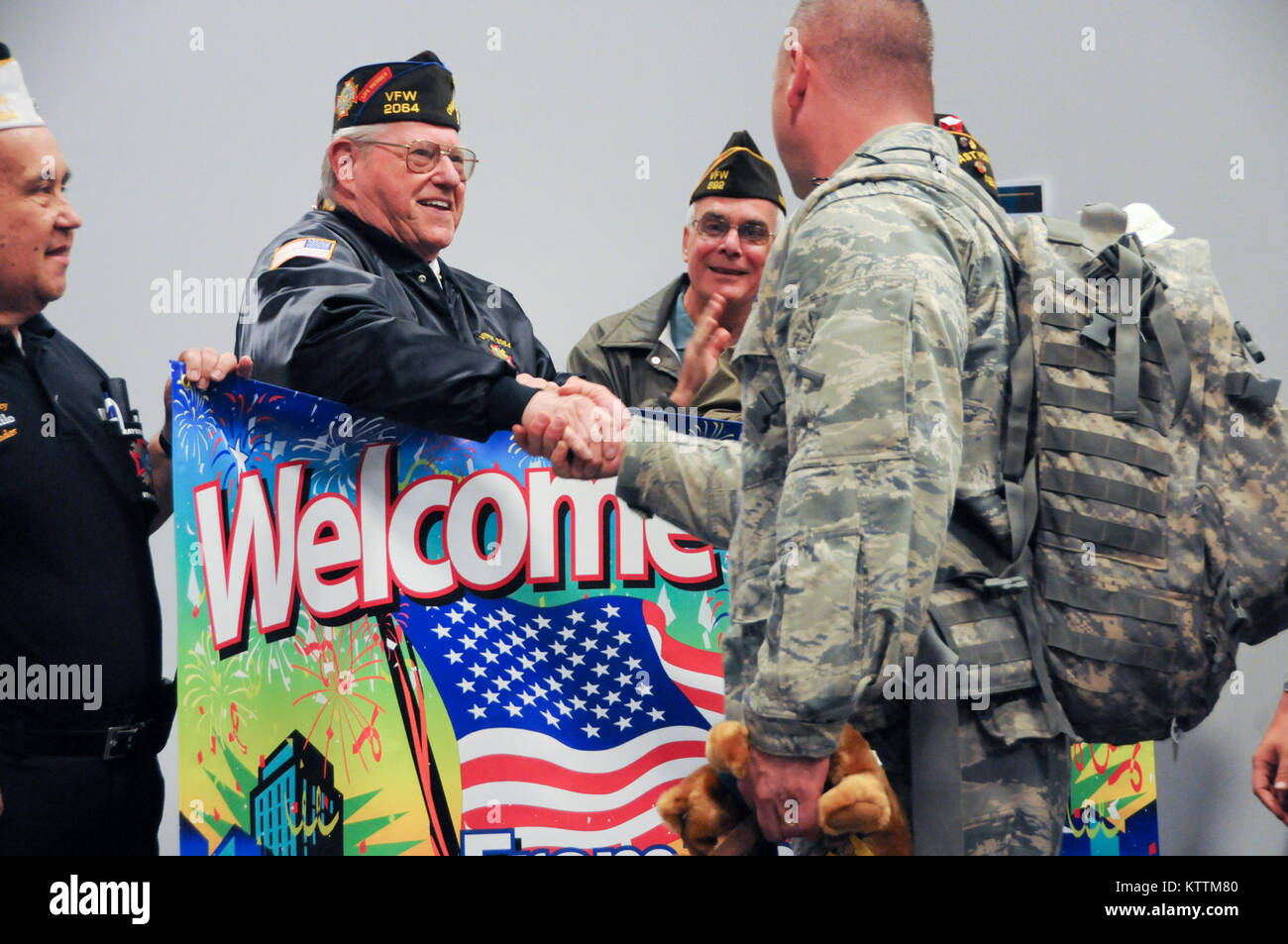 STEWART PEI, Newburgh, NEW YORK --membres de Maybrook Post VFW 2064 Retour accueil 105AW aviateurs d'un six mois en Iraq (U.S. Air Force photo par TSgt. Michael O'Halloran) (publié) Banque D'Images