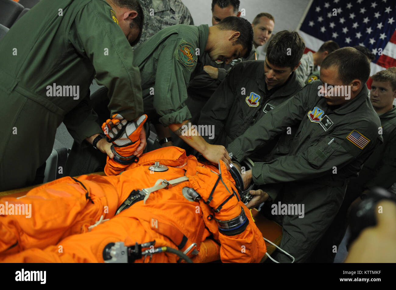 Sauvetage et le personnel médical de la NASA et de la 106e Escadre de sauvetage Étudier la combinaison de vol de l'astronaute à Patrick AFB. (Photos par Airman Christopher S. Muncy/inédites.) Banque D'Images