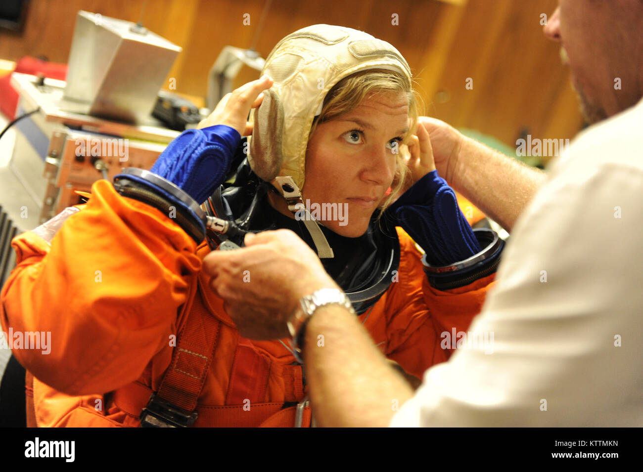 Sauvetage et le personnel médical de la NASA et de la 106e Escadre de sauvetage Étudier la combinaison de vol de l'astronaute à Patrick AFB. (Photos par Airman Christopher S. Muncy/inédites.) Banque D'Images