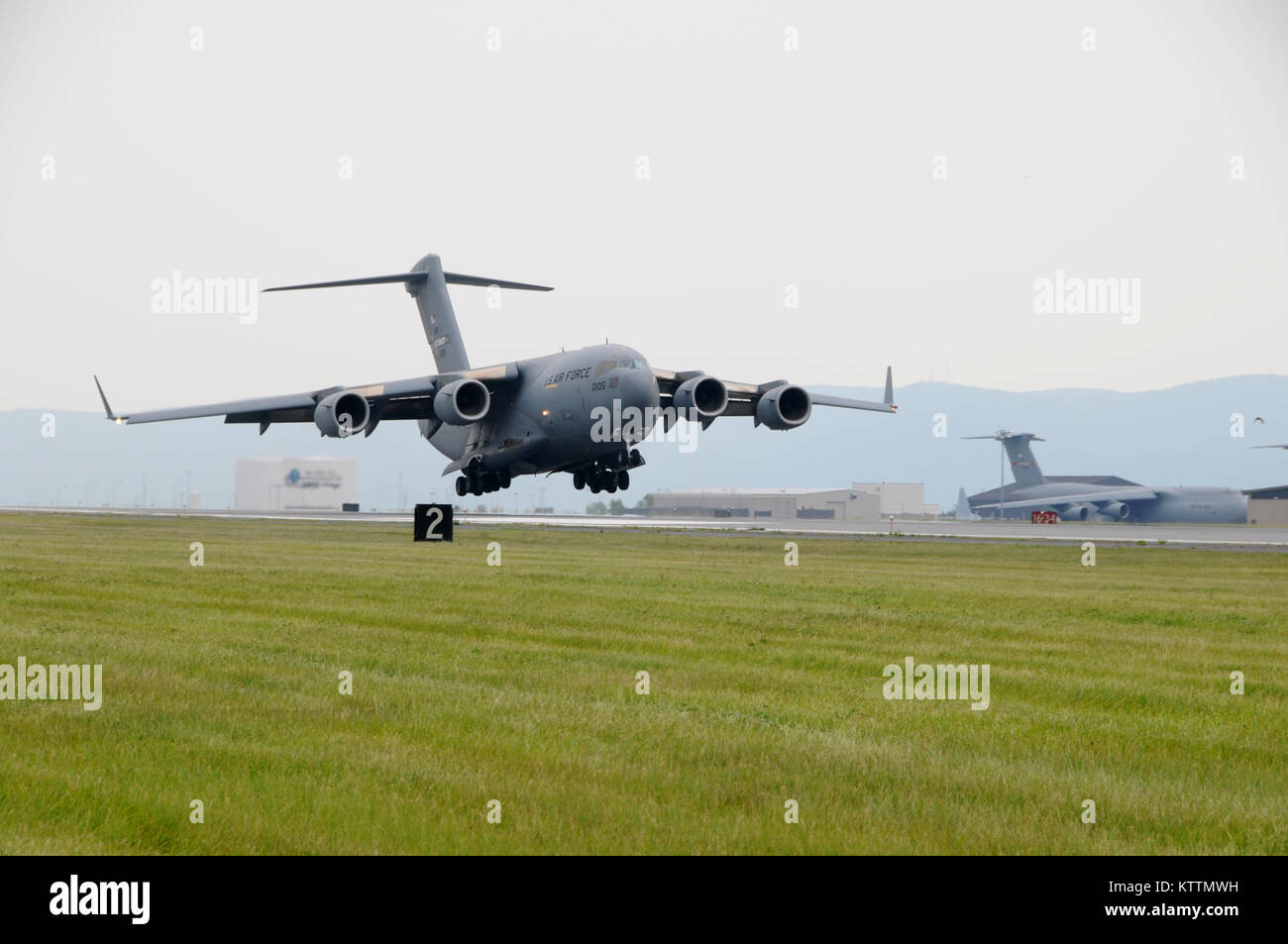 STEWART ANGB, Newburgh, NEW YORK --Le premier C-17 Globemaster III affecté à la 105e Airlift Wing arrive à l'Aéroport International de Stewart le 18 juillet 2011. (U.S. Air Force Photo de Tech. Le Sgt. Michael R. OHalloran)(1992) Banque D'Images