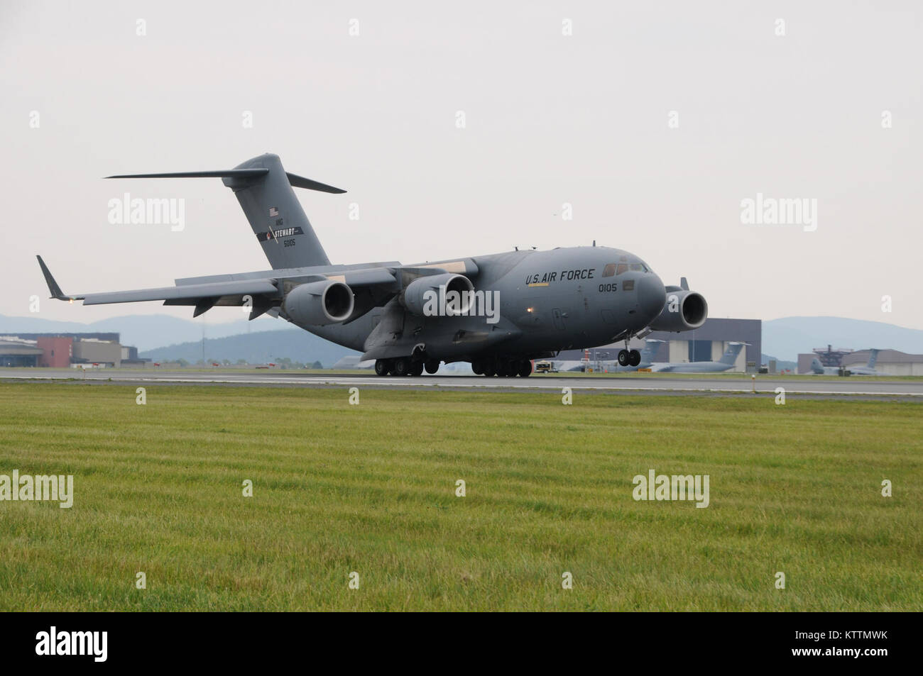 STEWART ANGB, Newburgh, NEW YORK --Le premier C-17 Globemaster III affecté à la 105e Airlift Wing arrive à l'Aéroport International de Stewart le 18 juillet 2011. (U.S. Air Force Photo de Tech. Le Sgt. Michael R. OHalloran)(1992) Banque D'Images