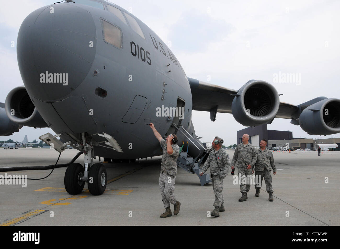 STEWART ANGB, Newburgh, New York --105ème appareil de la maintenance regarder par dessus le premier C-17 Globemaster III affecté à la 105e Escadre de transport aérien le 18 juillet 2011. (U.S. Air Force Photo de Tech. Le Sgt. Michael R. OHalloran)(1992) Banque D'Images