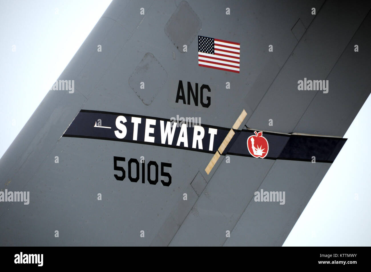 STEWART ANGB, Newburgh, NEW YORK --nouveau flash pour le premier C-17 Globemaster III affecté à la 105e Escadre de transport aérien, le 18 juillet 2011. (U.S. Air Force Photo de Tech. Le Sgt. Michael R. OHalloran)(1992) Banque D'Images