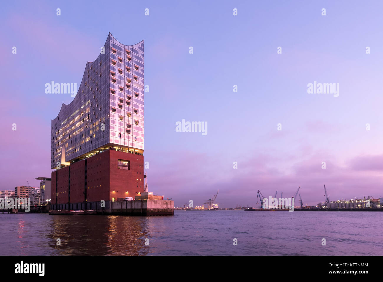 L'Elbphilharmonie (Elbe Philharmonic Hall) à Hambourg, Allemagne. C'est l'un des plus grands et des plus avancés sur le plan acoustique des salles de concert dans le monde entier. Banque D'Images