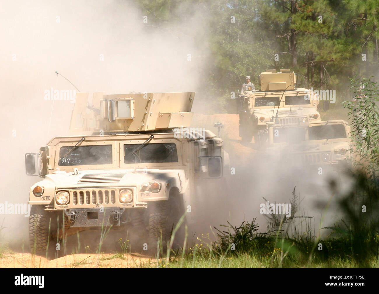 Un humvee transportant des soldats de la 37ème Infantry Brigade Combat Team hits la simulation d'un engin explosif improvisé au cours de l'entraînement au Camp Shelby Joint Forces Training Center le 1 er octobre 2011. La 37e IBCT est le déploiement en Afghanistan à l'appui de l'opération Enduring Freedom. La Garde nationale de l'Ohio (photo par le Sgt. Kimberly Agneau) (Sortie) Banque D'Images