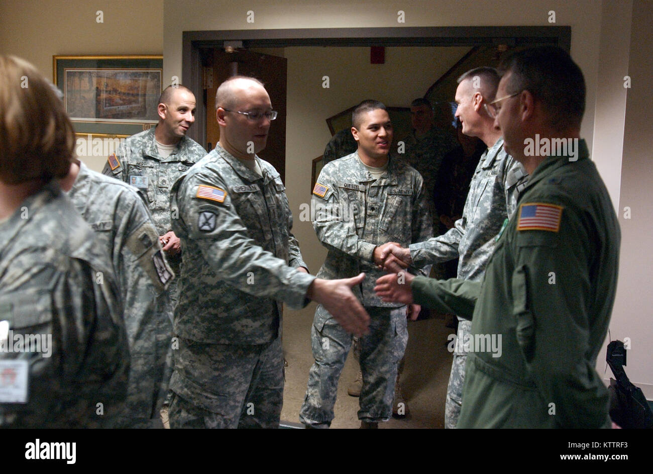 Le général Patrick Murphy et adjudant général adjoint Brig. Le général Anthony Allemand Division de saluer les affaires militaires et navales des employés pendant l'TAGS portes ouvertes le 21 décembre 2011 au siège de Latham, NEW YORK. Banque D'Images