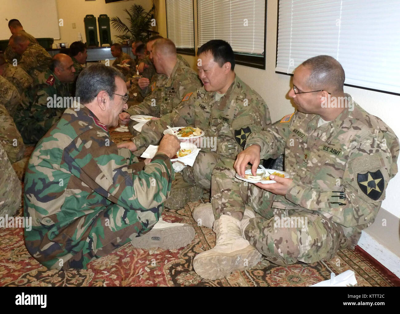 FORT POLK, LA -- L'Équipe de transition et de stabilisation (STT) membres Capt Keun-Wan Park (au milieu) et le Major Luis Marquez (droite) dîner sur plats afghans avec un ancien officier de l'Armée nationale afghane au cours de la formation à la sensibilisation culturelle ici en janvier. L'équipe, qui a quitté ici pour l'Afghanistan le 29 février, sera l'encadrement des militaires de l'Armée nationale afghane et de la police pour créer la police locale dans les zones où les talibans ont de l'influence. (Photos fournies par le sergent-chef. Roger Gonzalez, STT). Banque D'Images