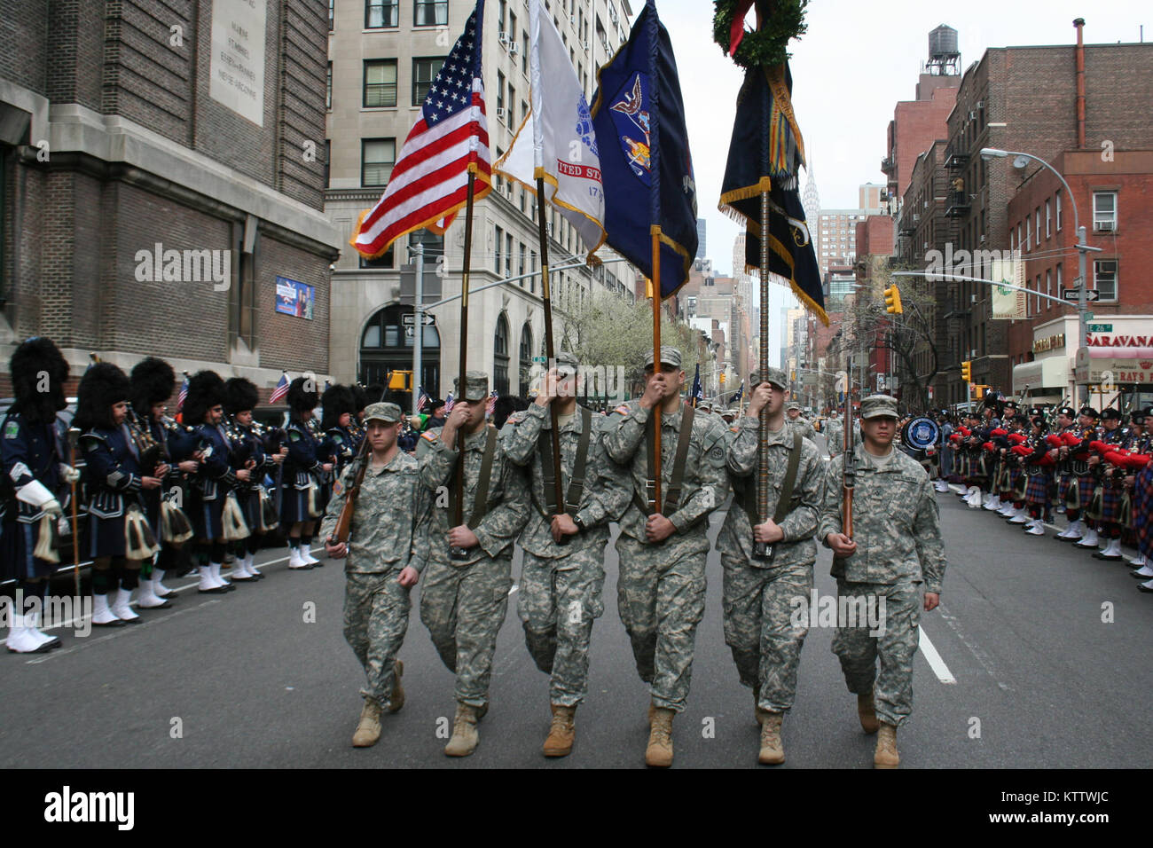 NEW YORK - Les soldats et les couleurs de l'Armée de New York du 1er Bataillon de la Garde nationale, 69e mars Infanterie Lexington Avenue vers le bas dans l'ombre de l'immeuble Chrysler qu'ils retournent à leur état armory. Le bataillon, célèbre en tant que "la lutte contre le 69ème" de la guerre civile, la première et la DEUXIÈME GUERRE MONDIALE, a conduit la ville de New York le jour de la Saint Patrick parade pour plus de 160 ans. Photo de l'Armée américaine par le Lieutenant-colonel Richard Goldenberg, QG de la Force conjointe, la Garde Nationale de New York. Banque D'Images