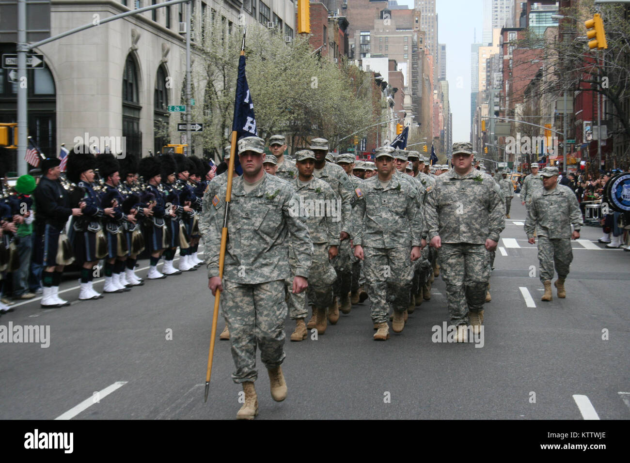 NEW YORK - Des soldats de la Garde Nationale de New York, 1er Bataillon, 69e Compagnie de commandement d'infanterie Lexington Avenue en mars dans l'ombre de l'immeuble Chrysler comme ils retournent à leur état armory. Le bataillon, célèbre en tant que "la lutte contre le 69ème" de la guerre civile, la première et la DEUXIÈME GUERRE MONDIALE, a conduit la ville de New York le jour de la Saint Patrick parade pour plus de 160 ans. Photo de l'Armée américaine par le Lieutenant-colonel Richard Goldenberg, QG de la Force conjointe, la Garde Nationale de New York. Banque D'Images