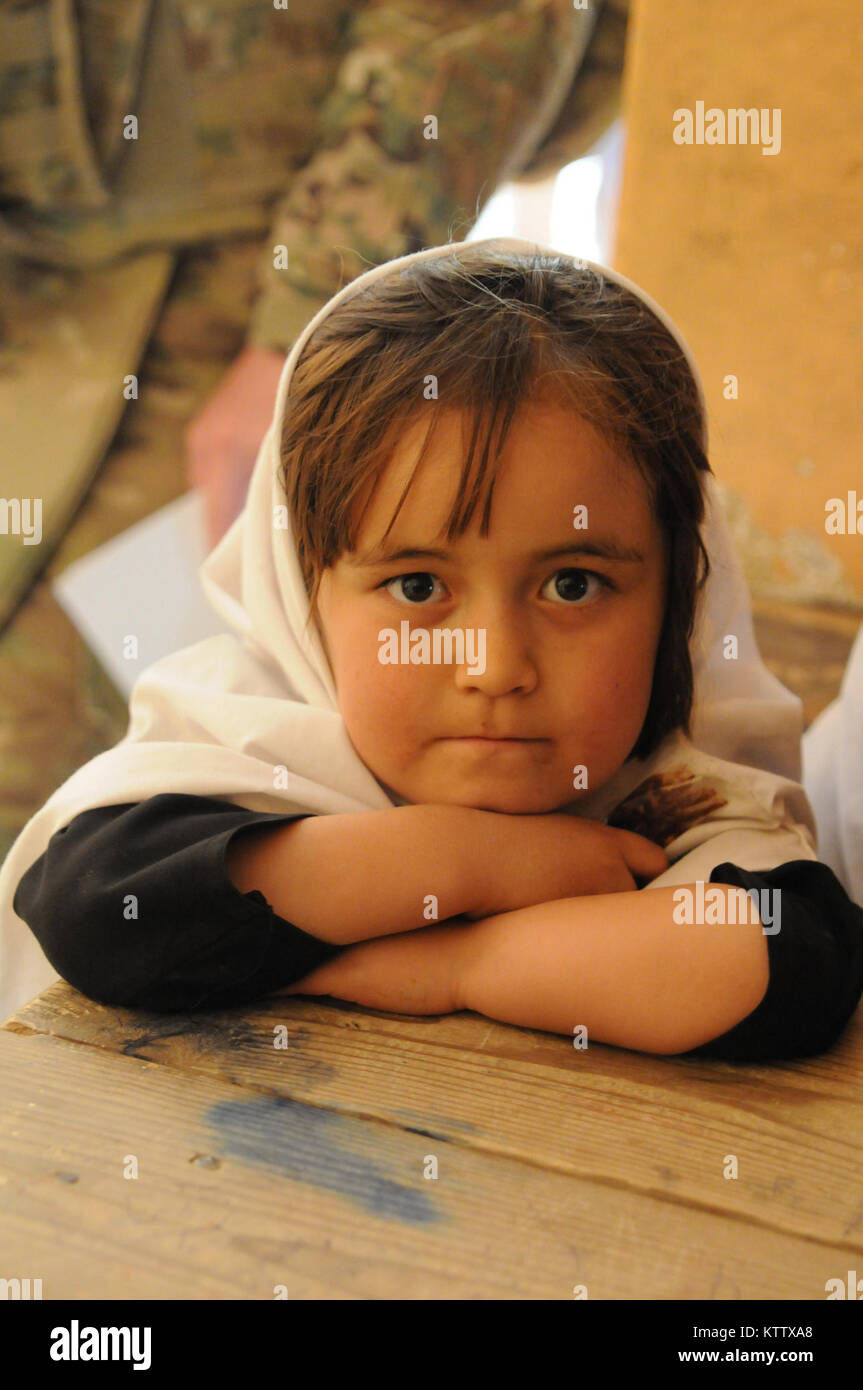 Une jeune fille afghane est assis à son bureau à l'Aliabad école près de Mazar-e-Sharif, dans la province de Balkh, en Afghanistan, le 3 avril 2012. Une nouvelle école est en cours de construction pour les étudiants comme l'un de la 37e Brigade d'infanterie, commandant de l'équipe de combat de projets du programme de secours d'urgence. La 37e IBCT est déployé en Afghanistan dans le cadre de l'opération Enduring Freedom. 37e (IBCT photo par le Sgt. Kimberly Agneau) (Sortie) Banque D'Images