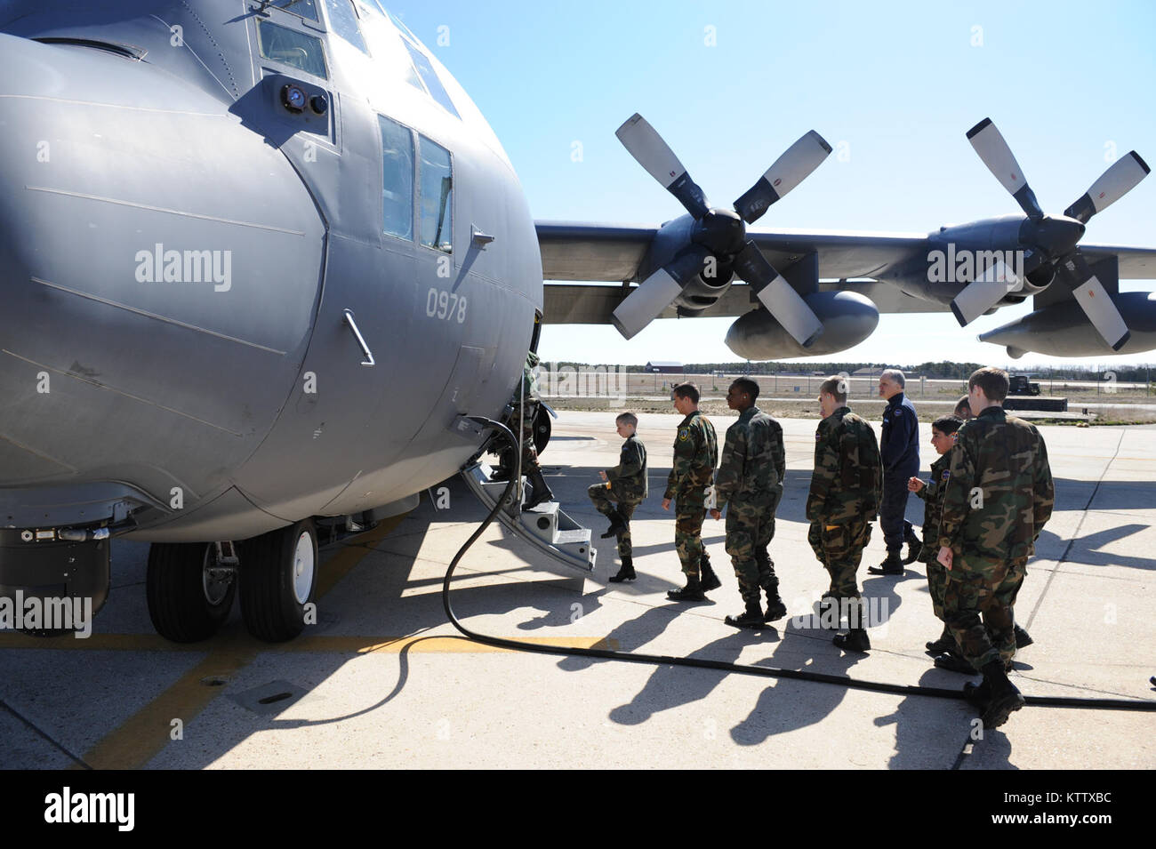 WESTHAMPTON BEACH, NY - Cadets avec l'Escadron des Cadets R. Leroy Grumman, Civil Air Patrol board un HC-130 appartenant à la 106e Escadre de sauvetage à F.S. Gabreski ANG le 6 avril 2012. (USAF / Senior Airman Christopher S. Muncy / relâché) Banque D'Images