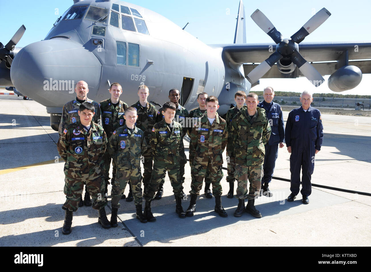 WESTHAMPTON BEACH, NY - Cadets avec l'Escadron des Cadets R. Leroy Grumman, Civil Air Patrol board un HC-130 appartenant à la 106e Escadre de sauvetage à F.S. Gabreski ANG le 6 avril 2012. (USAF / Senior Airman Christopher S. Muncy / relâché) Banque D'Images