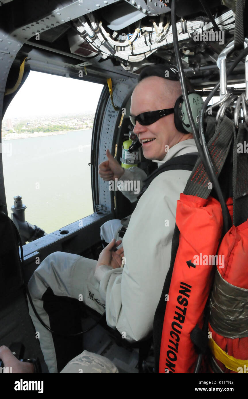 NEW YORK, NY - Master Chef commande ANG Le sergent Christopher Muncy donne sur le nouveau World Trade Center alors qu'à bord d'un HH-60 appartenant à la 106e Escadre de sauvetage. (USAF / 1Lt Michael O'Hagan / relâché) Banque D'Images