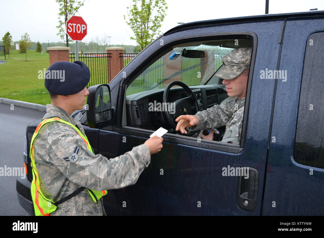 Photo par : Adjudant NYG Ubon Mendie Oriskany, NY -- Un membre de la 1re classe Kevin Gwinn du Long Island en fonction ANG 106e Escadron des Forces de sécurité à l'identification des chèques check point initial à la NYS Readiness Training Centre, ici le 15 mai. L'ensemble du personnel des forces militaires de l'État de New York la formation de la Force de réaction de l'Intérieure est tenue en préparation de divers scénarios de catastrophe, d'assurer la meilleure réponse en cas d'urgence. Banque D'Images