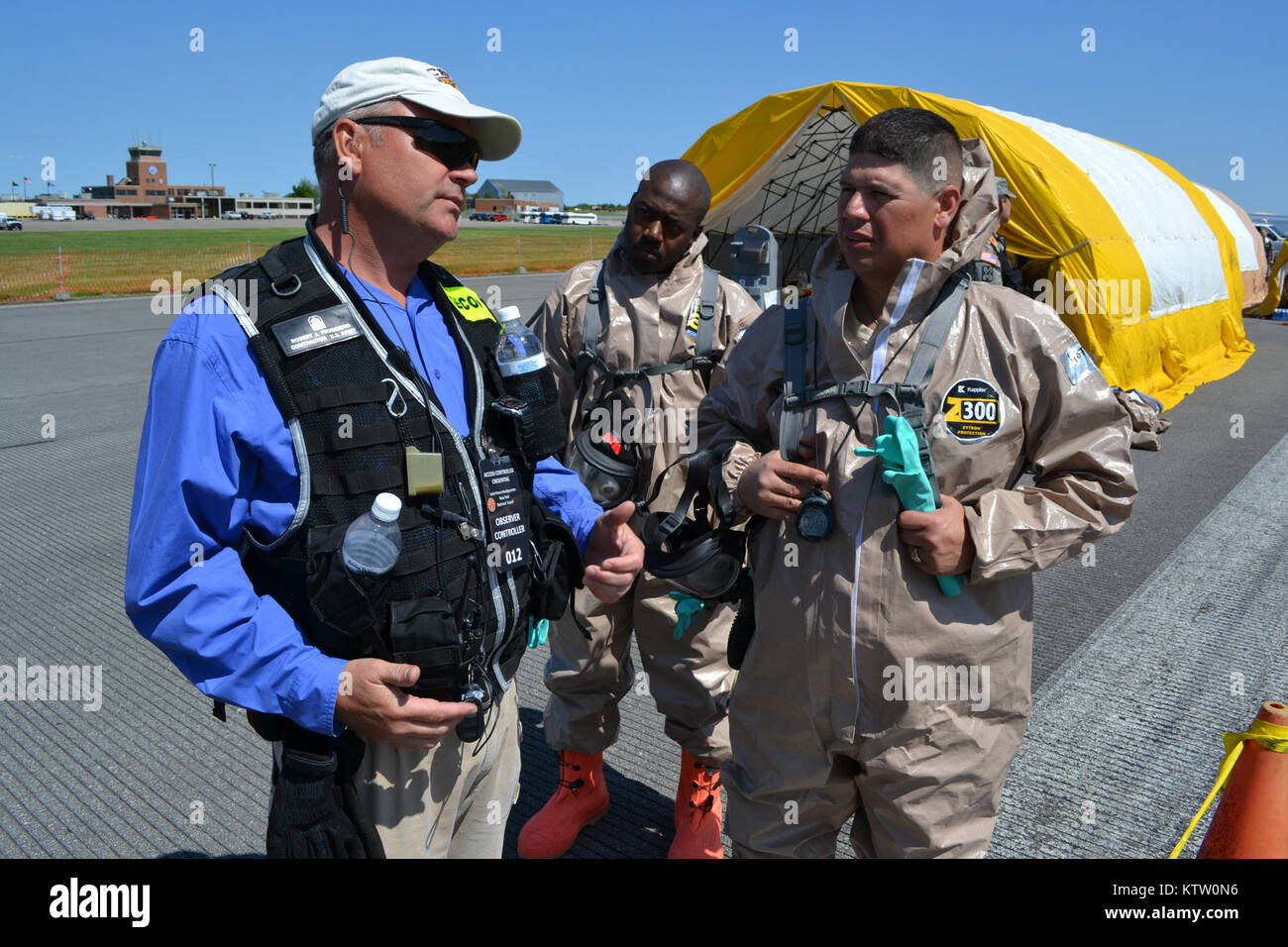 L-R US Army North Robert Fruggiero NYARNG formateur Trace SGT Campbell NYG James Rodriguez Obtenir brève sur les procédures correctes pour modifier les conditions de dommages Banque D'Images