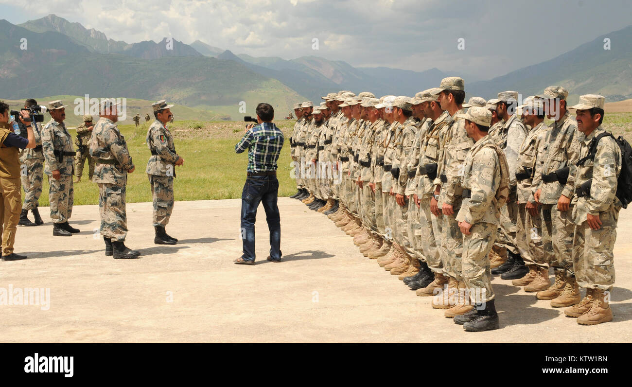 Brig afghane. Le général Abdul Habib Sayed Khail, maître d'éducation militaire et commandant de la Zone 5 Police des frontières, les adresses 6e Kandak ABP soldats près de Khwahan, la province du Badakhshan, en Afghanistan, le 3 juin 2012. 37e (IBCT photo par le Sgt. Kimberly Agneau) (Sortie) Banque D'Images