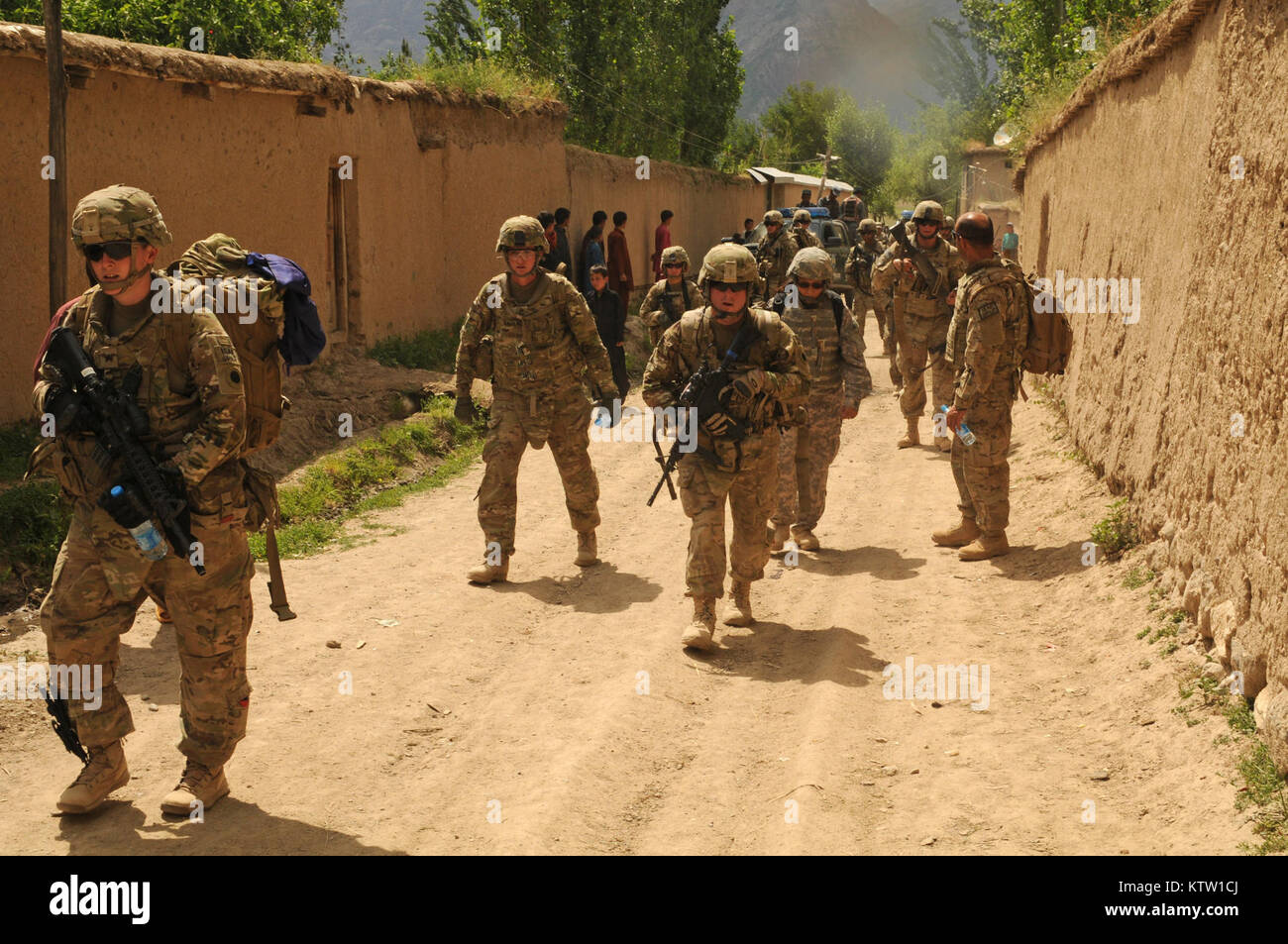 Des soldats de la 37ème Infantry Brigade Combat Team, 6e Kandak Police des frontières, et les villageois de Khwahan, province de Badakhshan, Afghanistan, marcher le long d'un chemin de terre vers le centre du village, le 3 juin 2012. La 5e équipe d'aide à la sécurité de la zone de travail de mentor à un programme d'action civique pour les femmes afghanes dans le village. 37e (IBCT photo par le Sgt. Kimberly Agneau) (Sortie) Banque D'Images