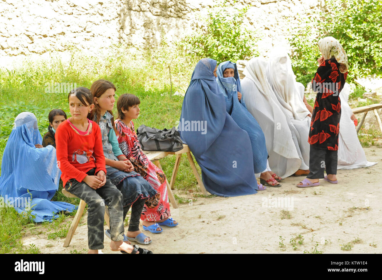 Les femmes et les filles afghanes s'asseoir à l'extérieur de l'installation médicale du village attendent leur tour pour recevoir des soins médicaux. La 5e équipe d'aide à la sécurité de la zone de travail, 37ème Infantry Brigade Combat Team, encadrés d'un programme d'action civique médicale dans Khwahan, province de Badakhshan, Afghanistan, le 3 juin 2012. Banque D'Images