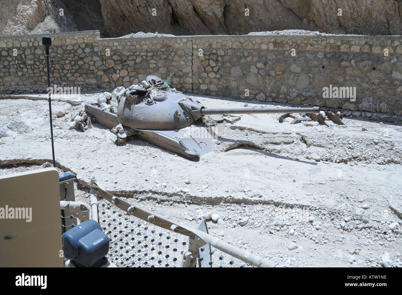 Conception d'un char de combat T-72 reste enterré dans les rochers près de Marmal, province de Balkh, en Afghanistan, le 8 juin 2012. Le réservoir est un vestige de la guerre Soviet-Afghanistan, 1979-1989. 37e (IBCT photo par le Sgt. Robert Pant) (Sortie) Banque D'Images