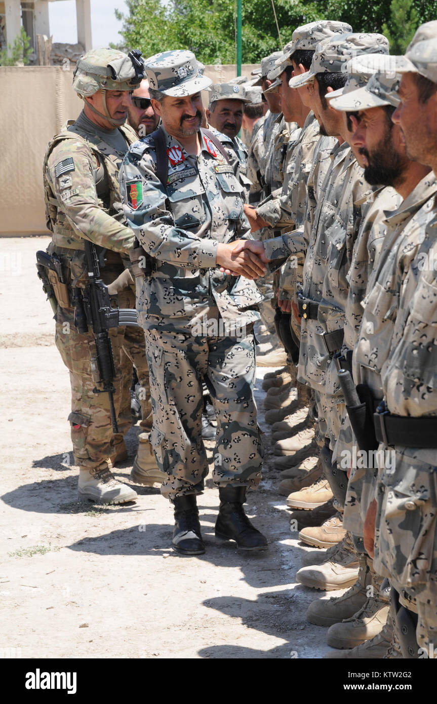 Le colonel de l'ARMÉE AMÉRICAINE Michael Maffei, senior advisor de combat pour la police des frontières de Zone 5ème force de sécurité de l'équipe de l'aide affectée à la 37e Brigade d'infanterie de l'équipe de combat et afghane Brig. Le général Abdul Habib Sayed Khail, commandant de la zone 5ème PA, serrer la main avec les militaires du 5e Kandak ABP sur une récente mission en Bahawuddin Khawajah, province de Badakhshan, Afghanistan, le 27 juin 2012. 37e (IBCT photo par le Sgt. Kimberly Agneau) (Sortie) Banque D'Images