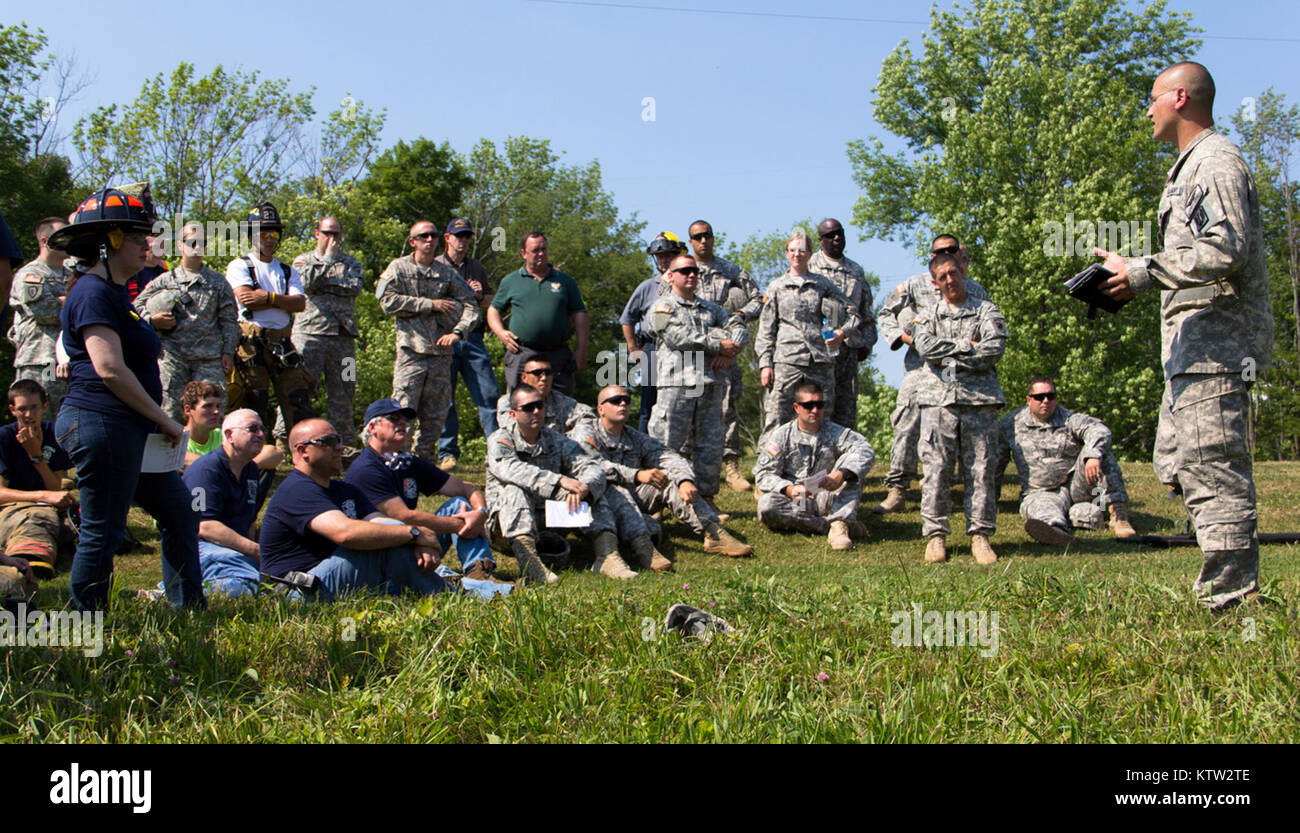 MARCY, NY-- D'abord le Sgt. Mark Hansen de la société F, 1-169ème bataillon de l'aviation d'appui général de la Garde Nationale de New York, demande à des membres de l'armée de réserve des affaires civiles, Bataillon 401st Maynard Volunteer Fire Department, et Stittville Volunteer Fire Department sur l'évacuation médicale au cours de la formation commune ici le jeudi 12 juillet. Photo de Harley SPC Jelis, CABINE, NYARNG HHC 42e Banque D'Images