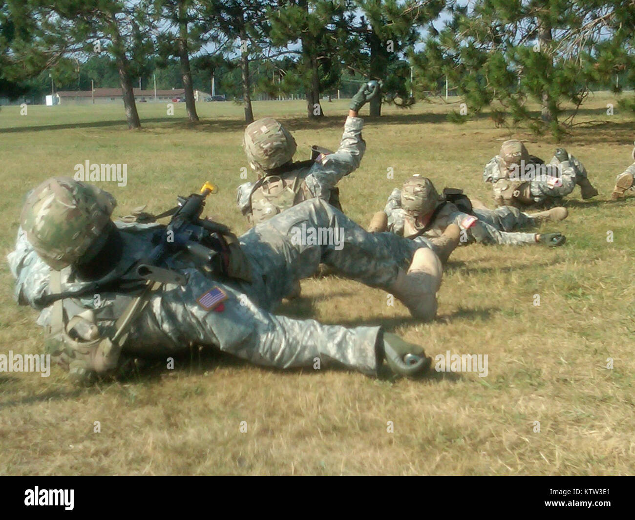 FORT DRUM-- New York les soldats de la Garde nationale d'Armée affecté à la 101e Bataillon des transmissions de l'expéditionnaire de pratiquer leurs compétences en lançant la grenade pendant la pré-mobilisation formation ici le 18 juillet. Le bataillon est prévue pour un déploiement en Afghanistan plus tard cette année. ( US Army Photo : Capt Michael Ortiz, New York Army National Guard/ libéré) Banque D'Images