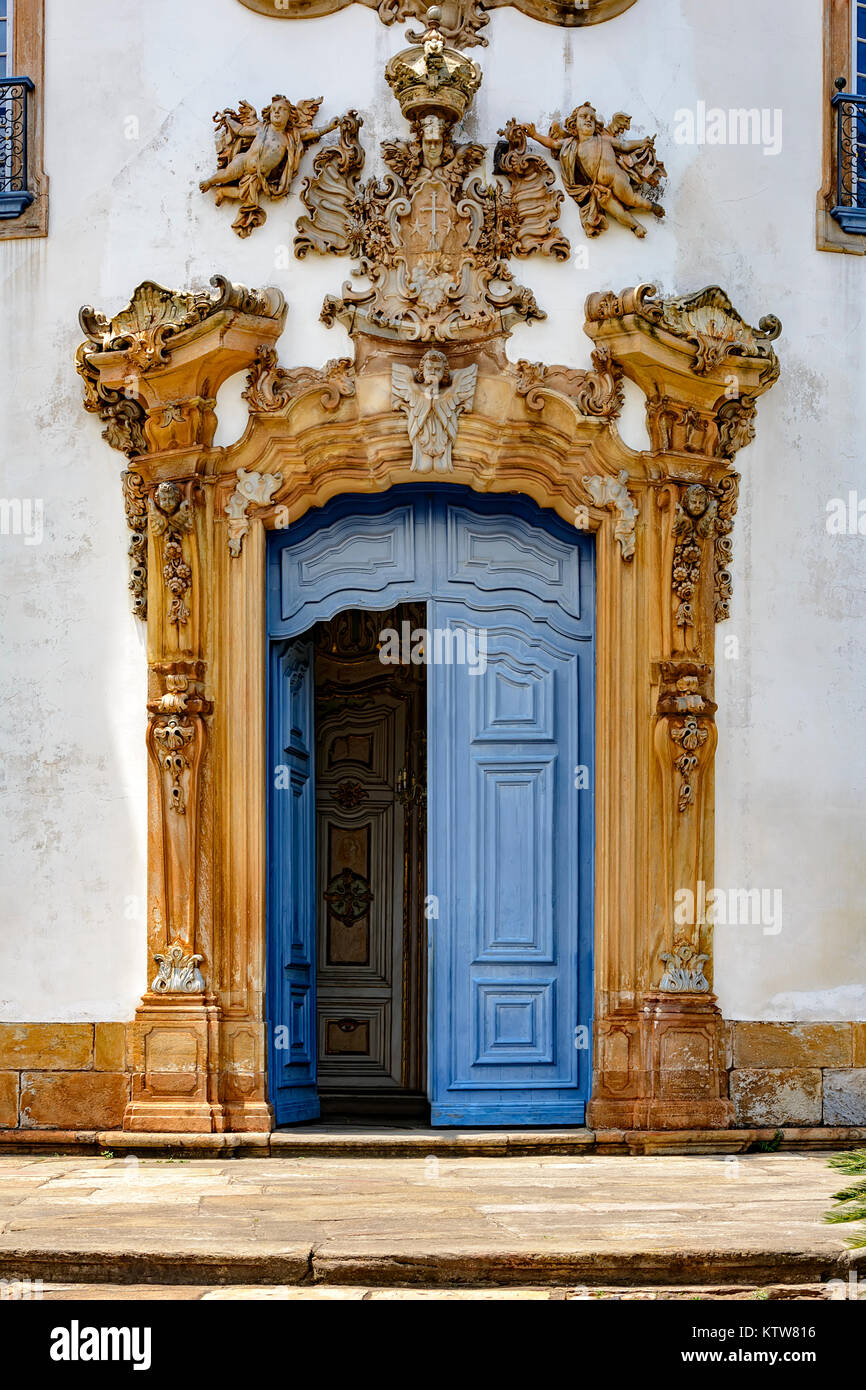 Le portail de l'ancienne et historique de l'Eglise de San Francisco de Assis dans la ville d'Ouro Preto avec ses sculptures et gravures dans la caractéristique Banque D'Images Le portail de l'ancienne et historique de l'Eglise de San Francisco de Assis dans la ville d'Ouro Preto avec ses sculptures et gravures dans la caractéristique Banque D'Images