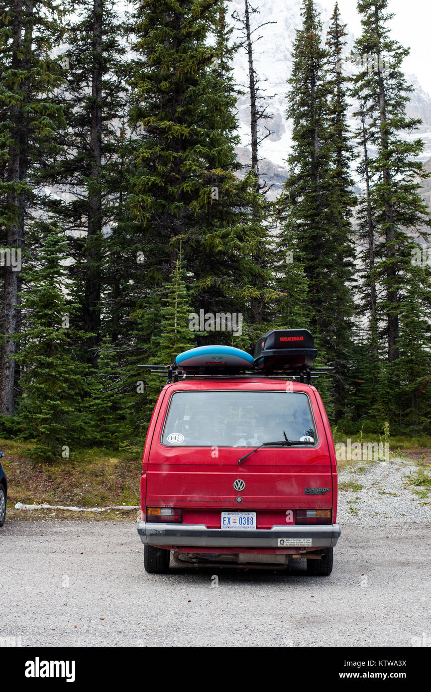 BANFF, ALBERTA, CANADA. - Septembre 2015 : Le soleil se lève sur le lac Louise dans le parc national de Banff en Alberta Canada Banque D'Images