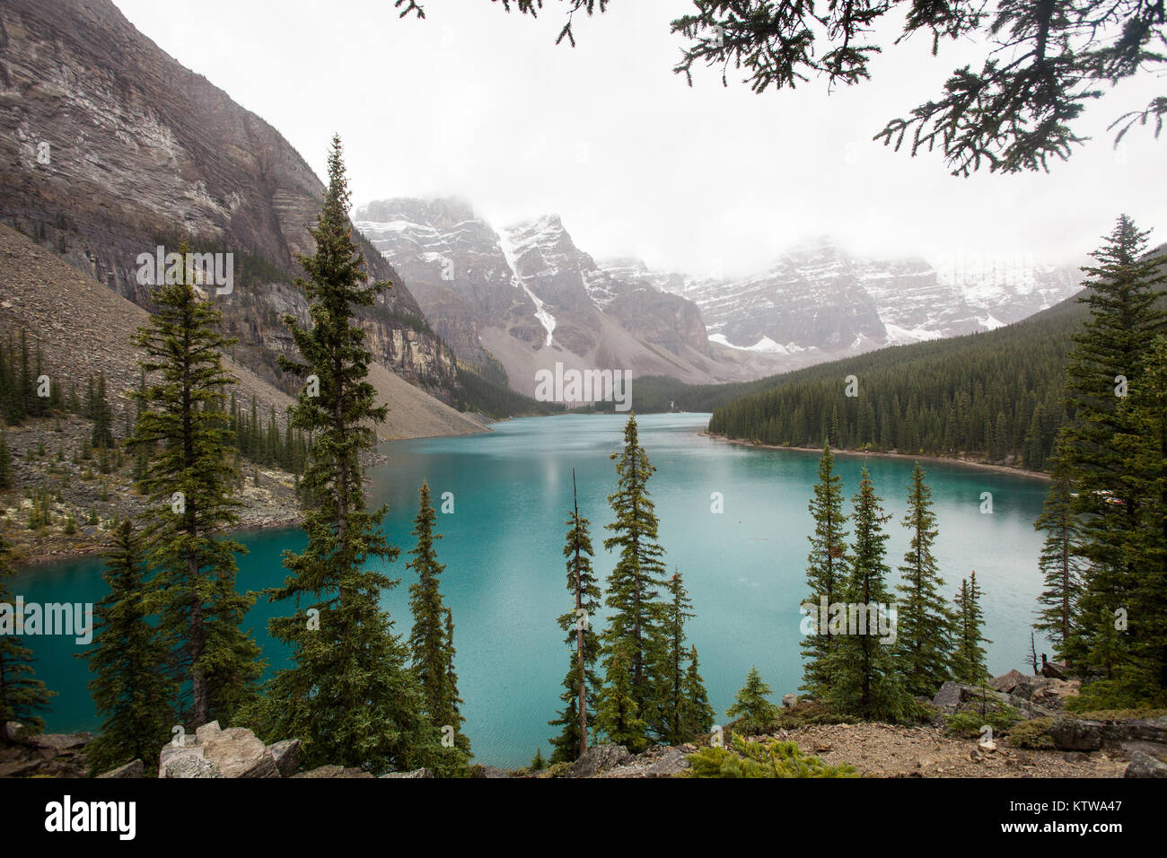 BANFF, ALBERTA, CANADA. - Septembre 2015 : Le soleil se lève sur le lac Moraine, dans le parc national Banff en Alberta Canada Banque D'Images