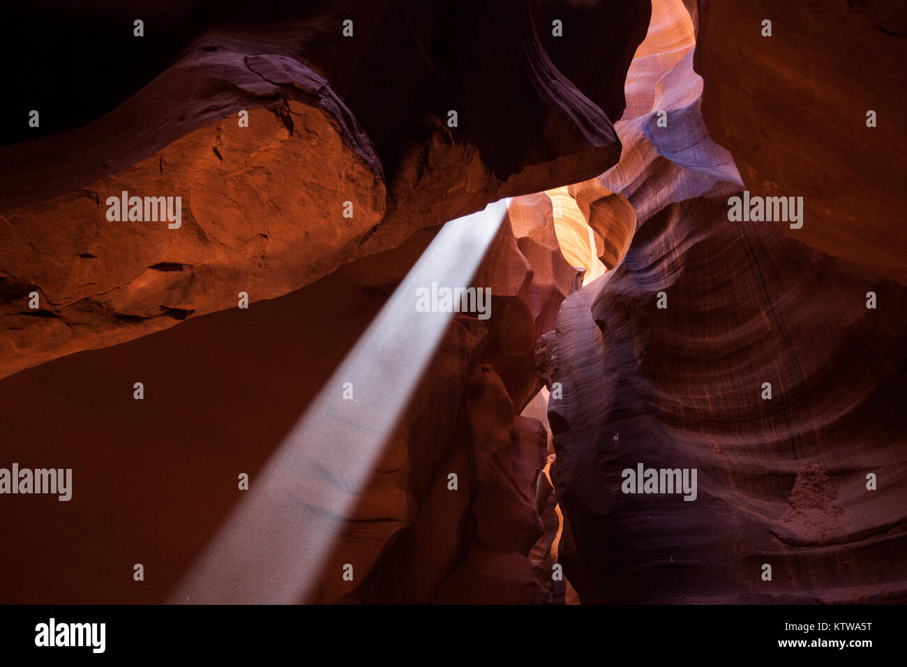 PAGE, Arizona, USA. - Avril 2015 : Un rayon lumineux se brise à travers une ouverture dans le canyon Antelope. Banque D'Images