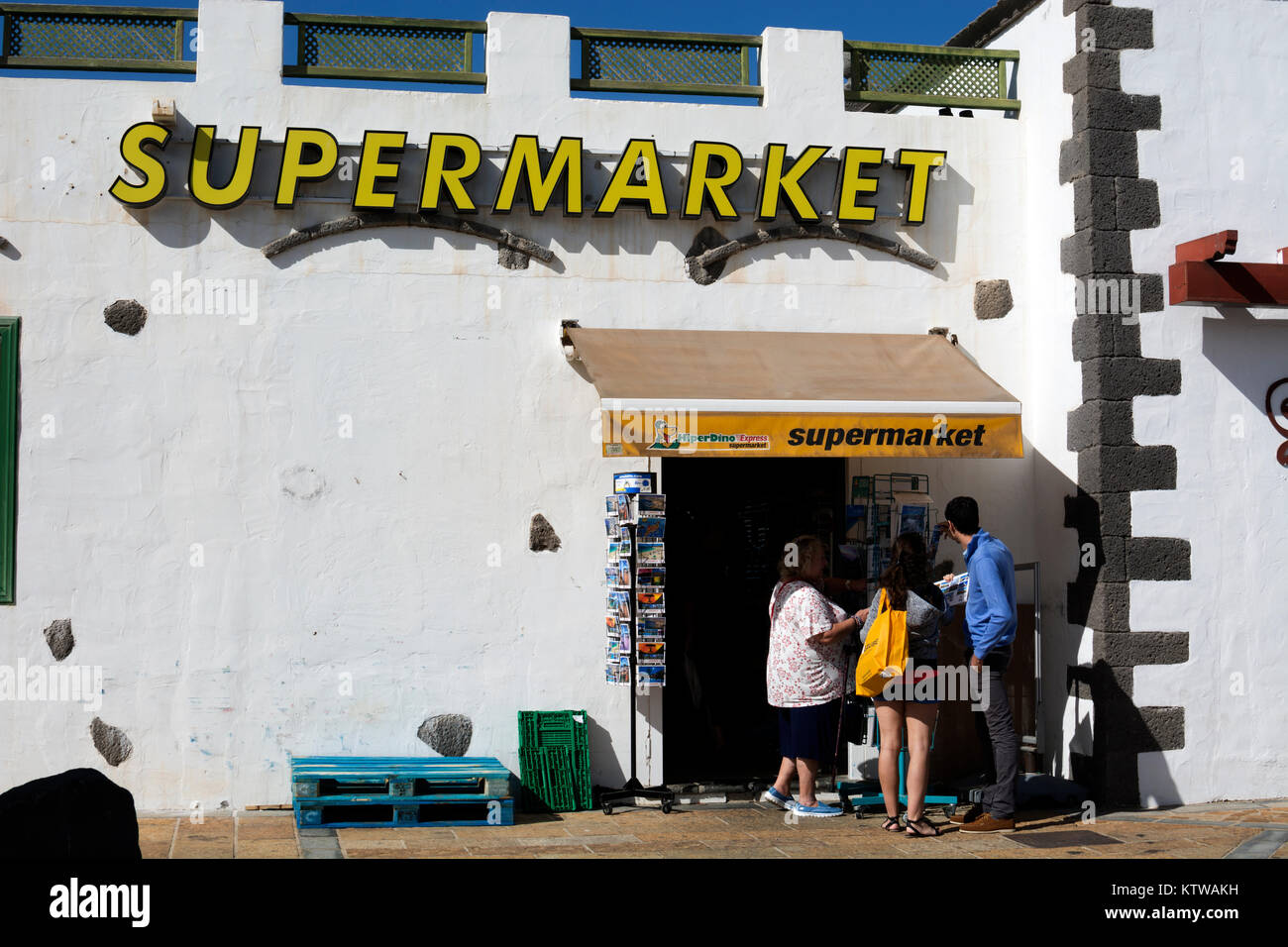 Un petit supermarché à Playa Blanca, Lanzarote, îles Canaries, Espagne. Banque D'Images