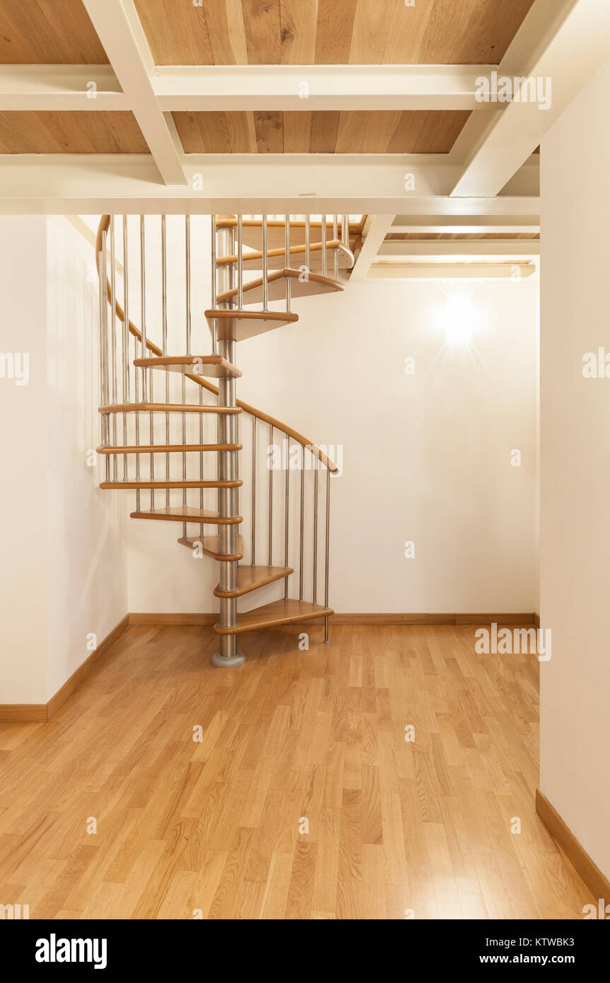 L'intérieur, bel appartement, escaliers en spirale Banque D'Images