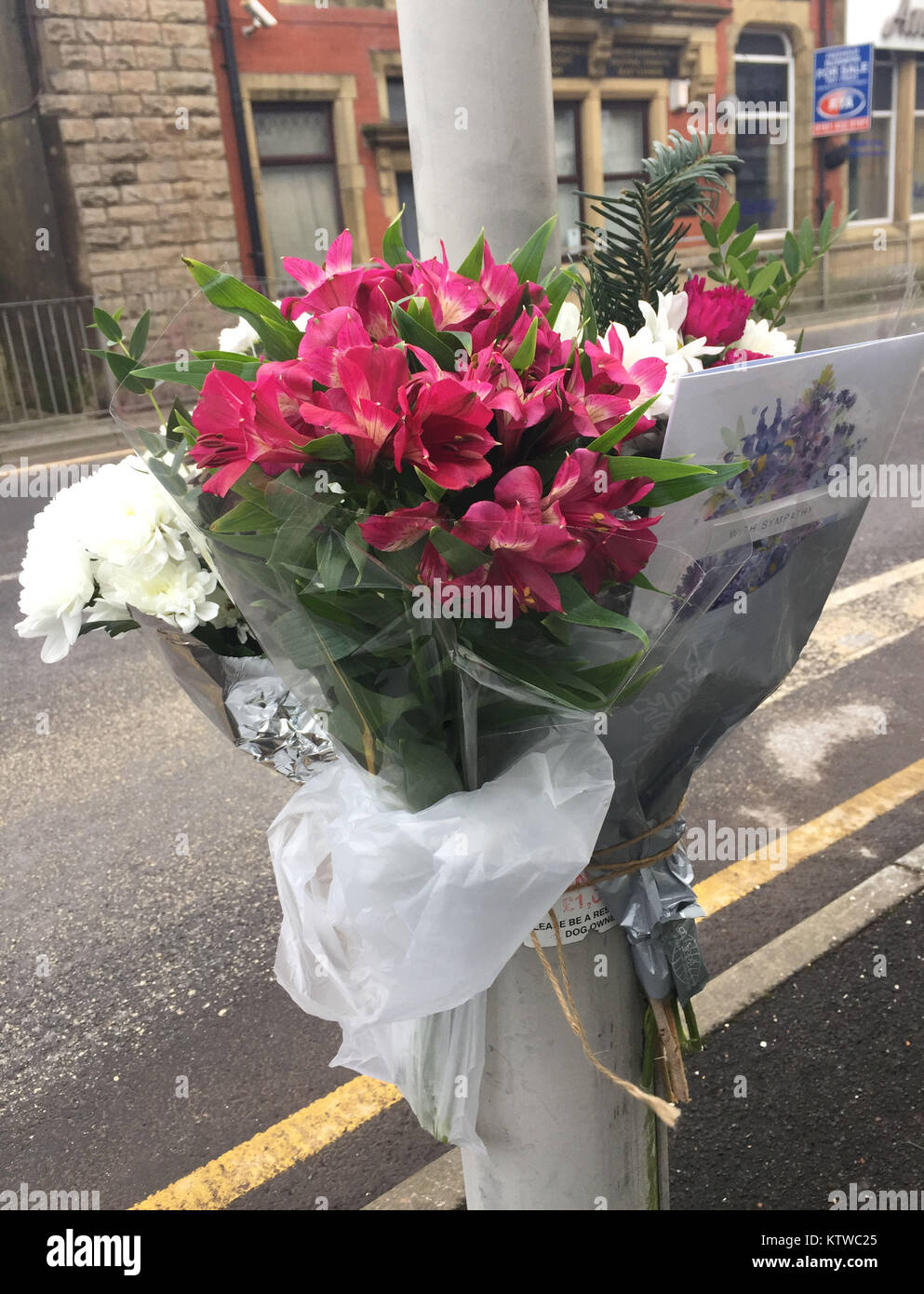 Tributs floraux à gauche sur High Street, dans Rishton, près de Blackburn après a 47 ans, est mort après des piétons elle a été touchée par l'Audi bleu, qui a été poursuivi par la police le lendemain. Banque D'Images