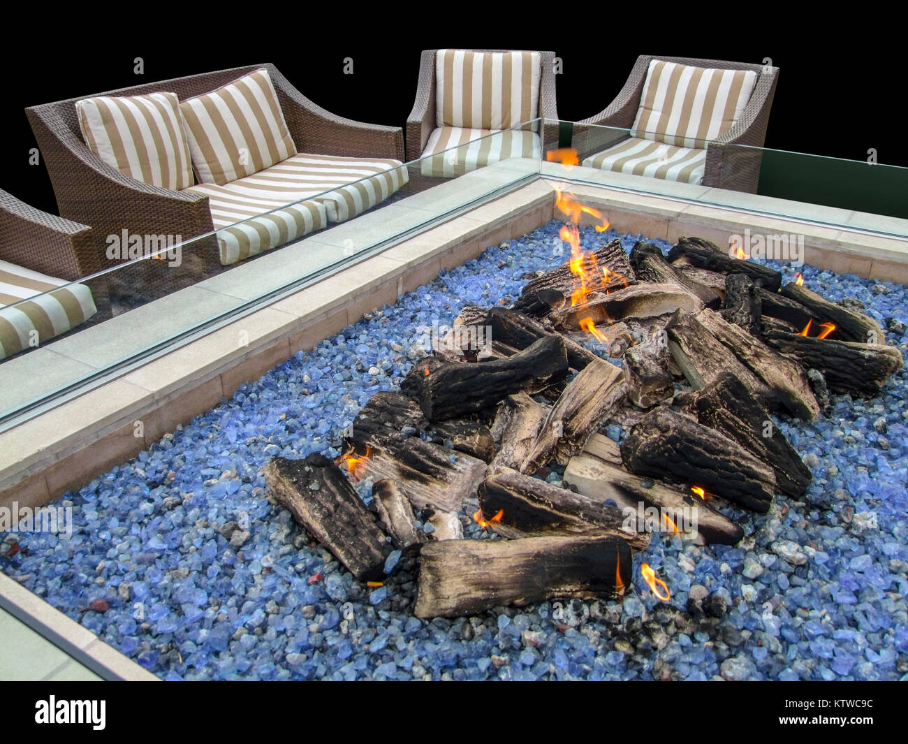 Cheminée artificielle et des chaises en ambiance sombre Banque D'Images