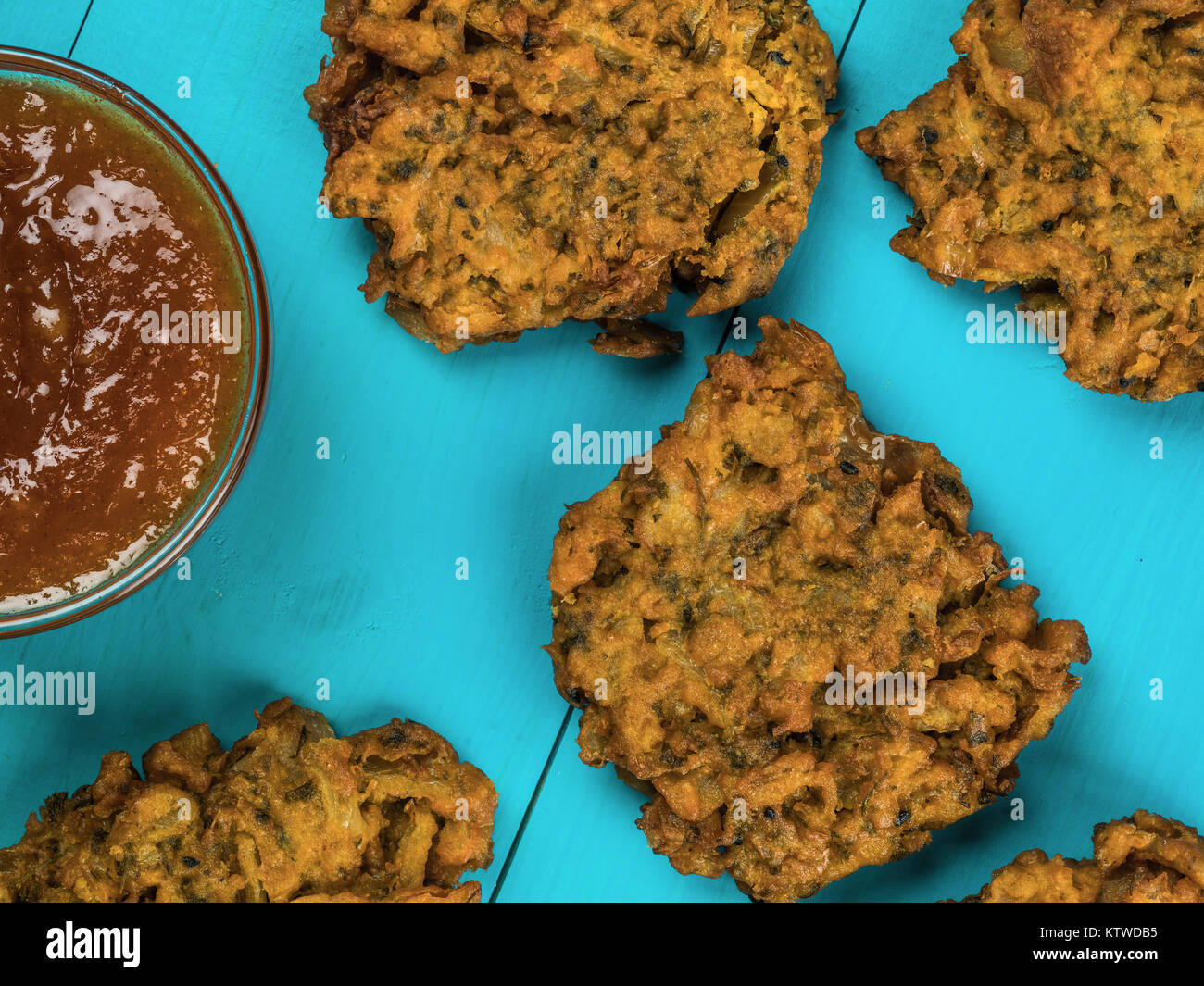 Avec Bhajis oignon Chutney de mangues sur un fond bleu sur un fond bleu Banque D'Images